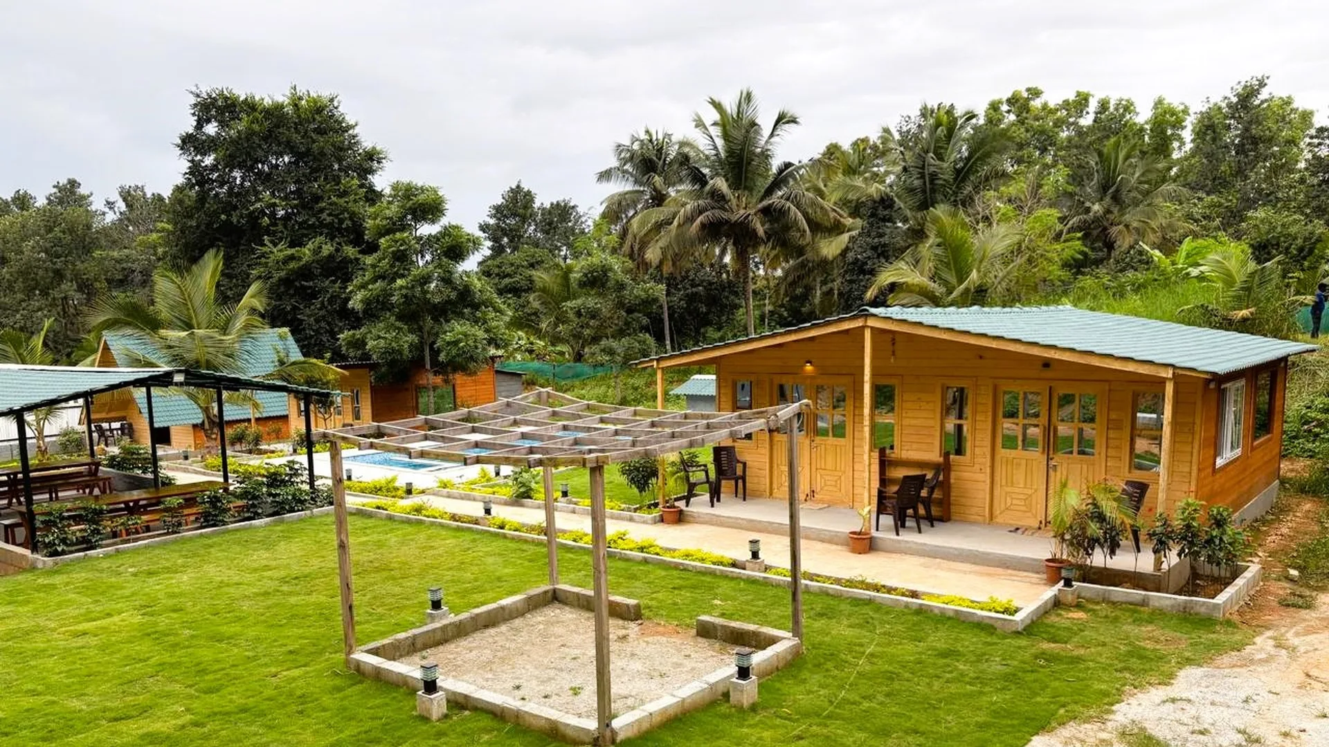 Whispering Woods — 1.5-Acre Wooden-Cottage Retreat, Kanakapura