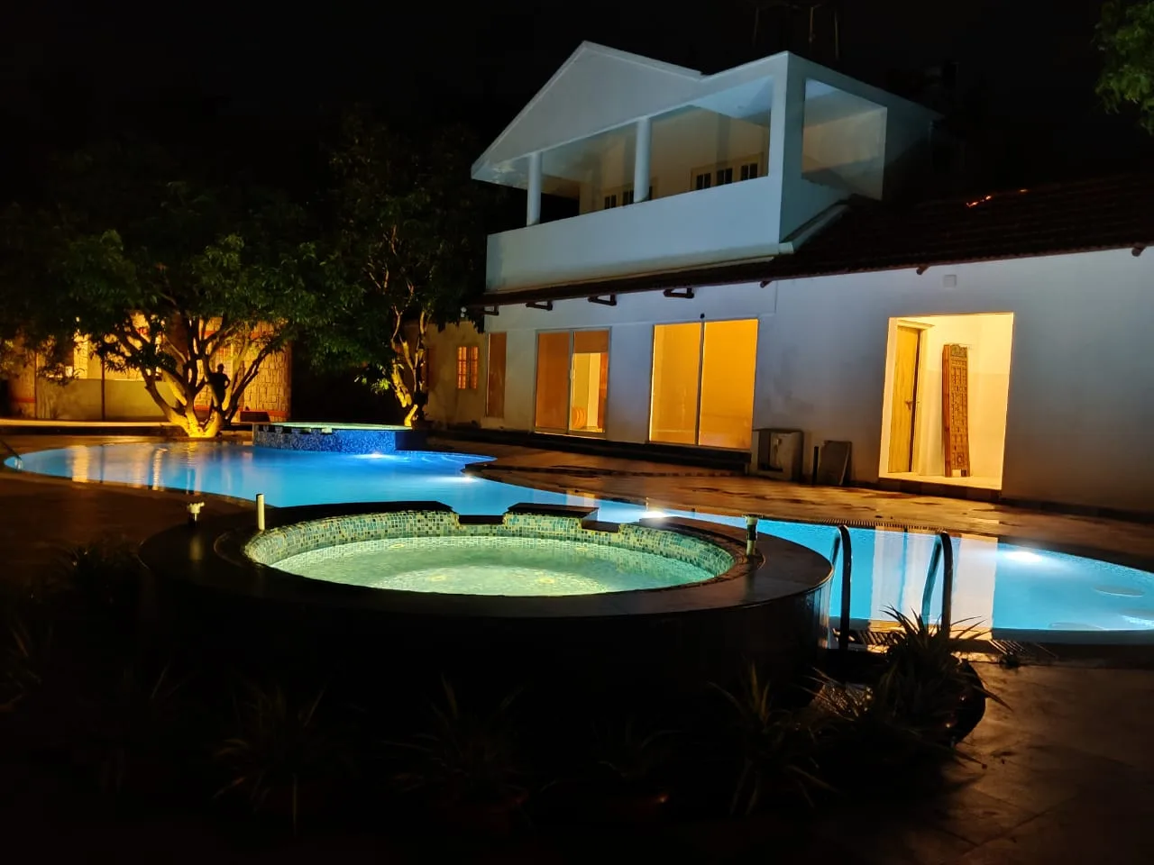 Prana — 4-Acre Paradise with Amoeba Pool & Jacuzzi